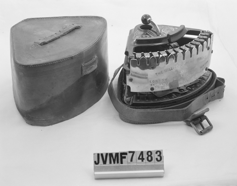 Två stycken checkskrivare, av stål med förgyllda detaljer.

Modell/Fabrikat/typ: 1877-1890