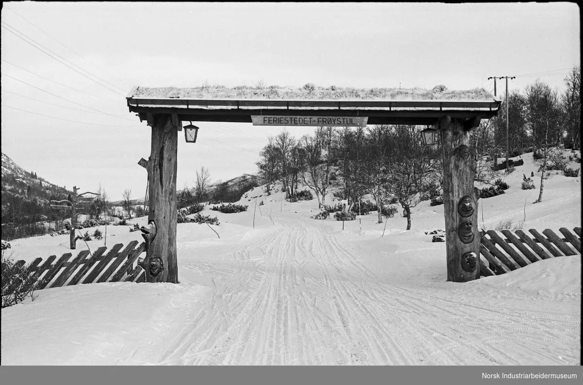 Portalen inn til Frøystul Feriested vintertid.