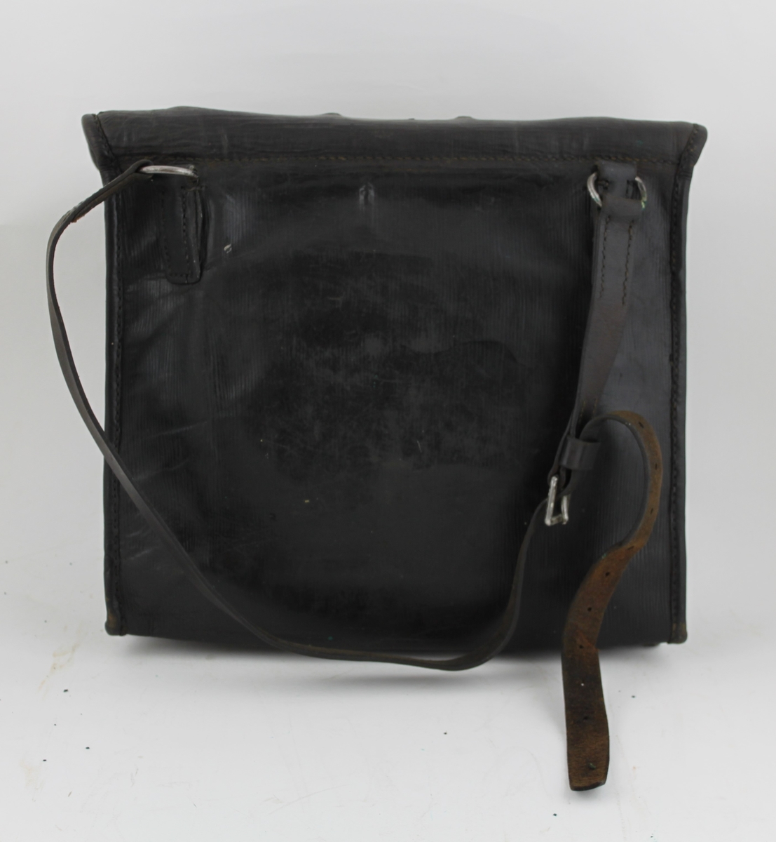 Lösväska med axelrem, klaff och ett spänne. På klaffen är en mässingsskylt fäst med texten: Näset No 4.