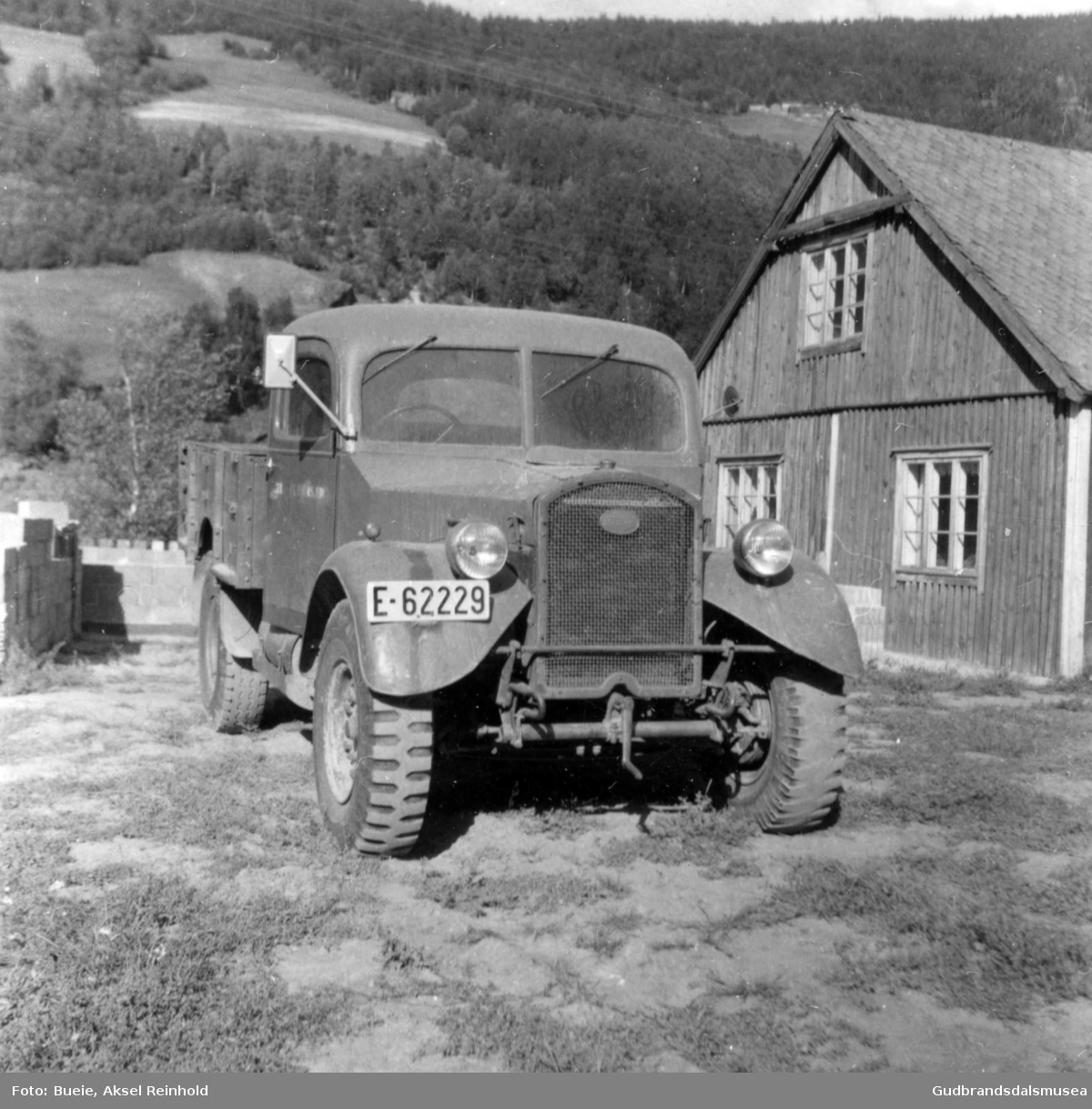 Fordson lastebil ved Myhre på Dovreskogen.