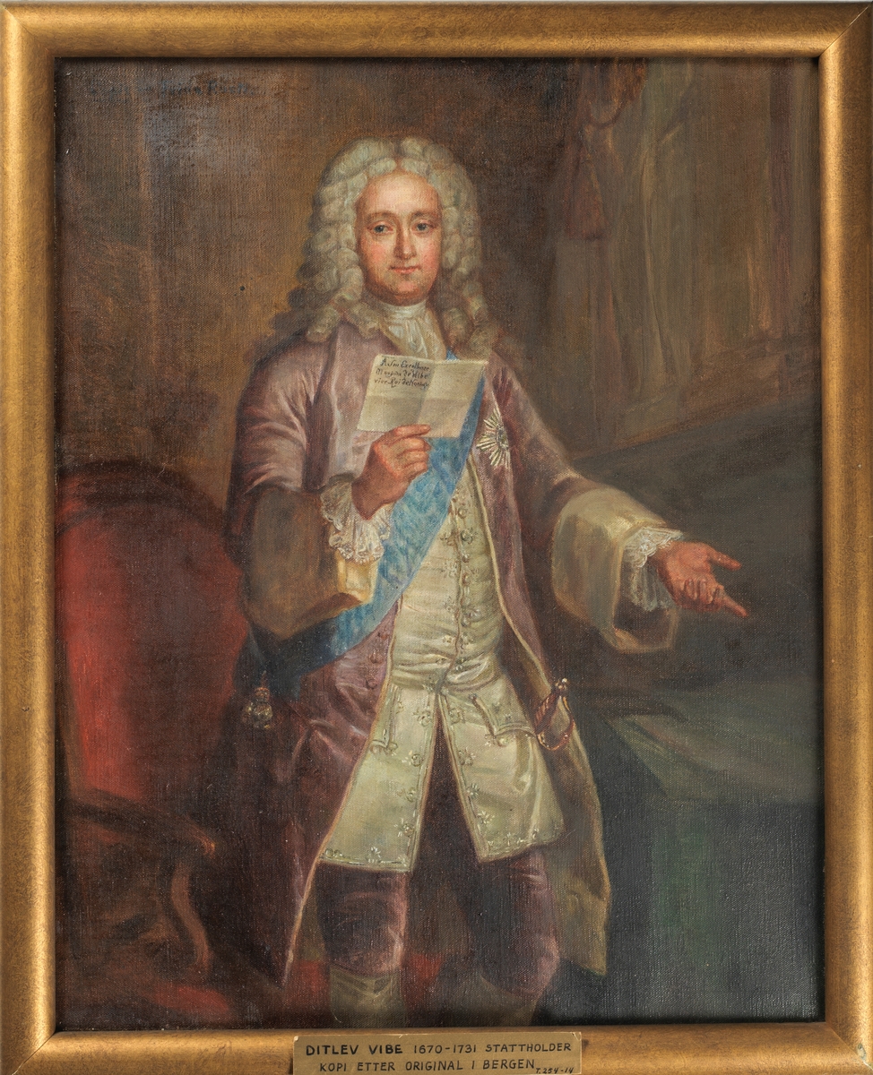 Portrett av stattholder Ditlev Vibe (1670-1731) med søtsuppefarget frakk, lys knappevest, blått ordensbånd, skjorte med kalvekryss og lys grålig pudderparykk. Stående, 3/4 figur.