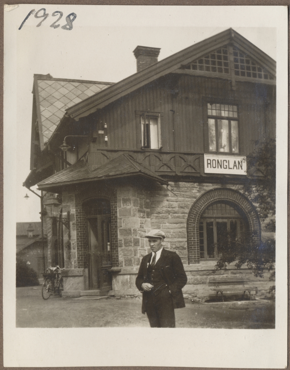 Ved Ronglan stasjon i 1928. I forgrunnen står Birger Falstad (1899–1953), Ekne.