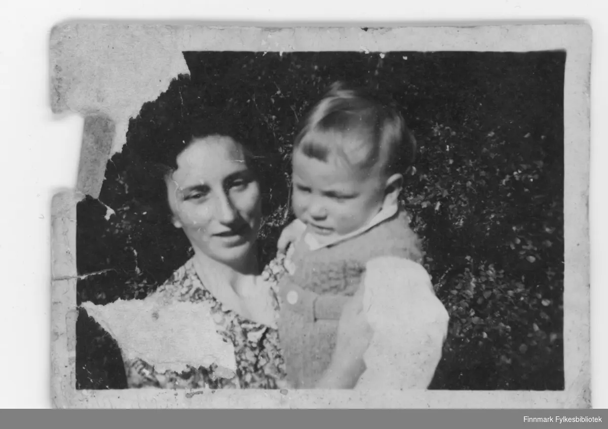 Selma Elise Johansen med sønnen Svein Johansen, Mårnes i Porsanger. Sannsynligvis tatt vår/sommer 1954.
