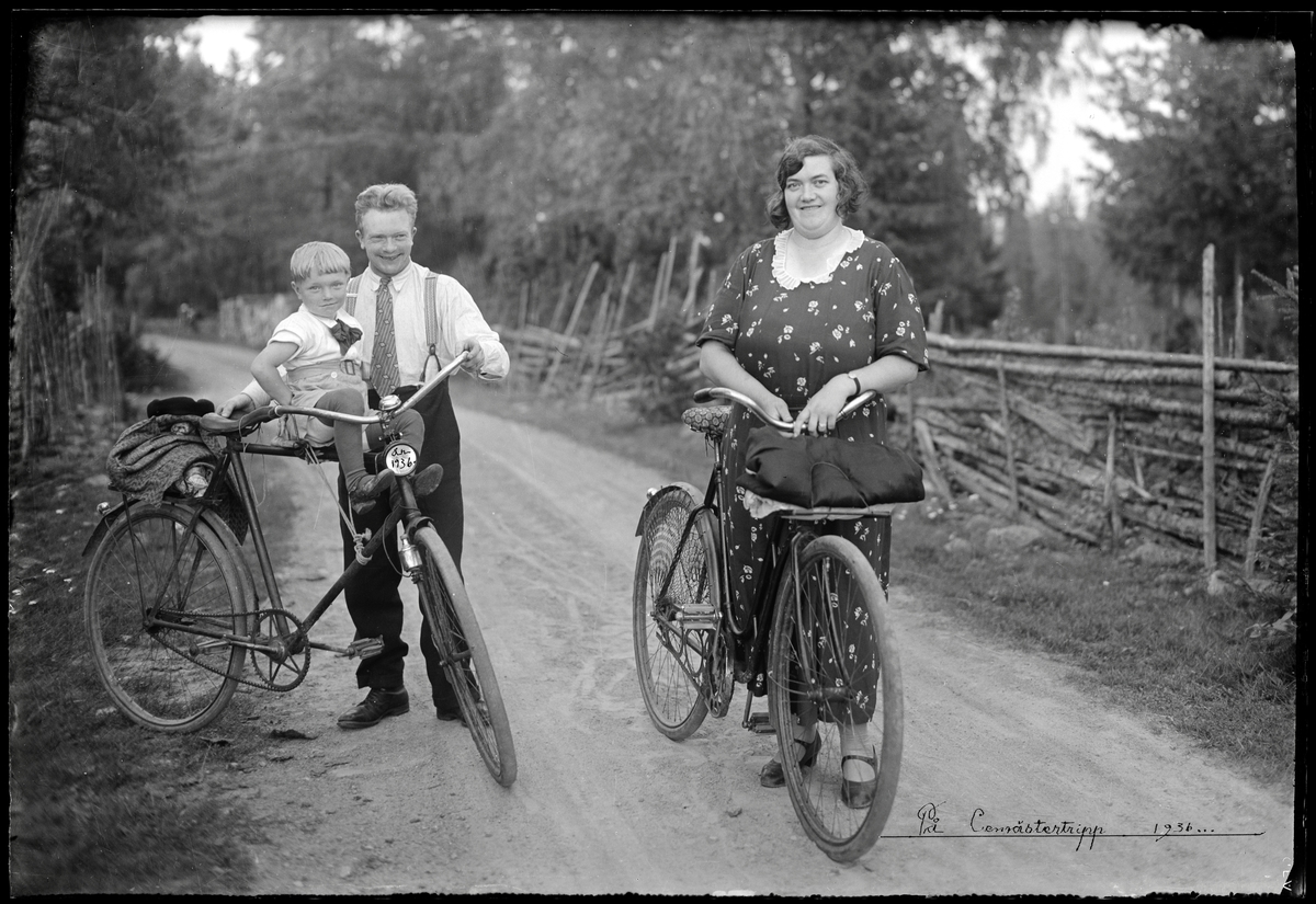 Liten familj på cykelutflykt