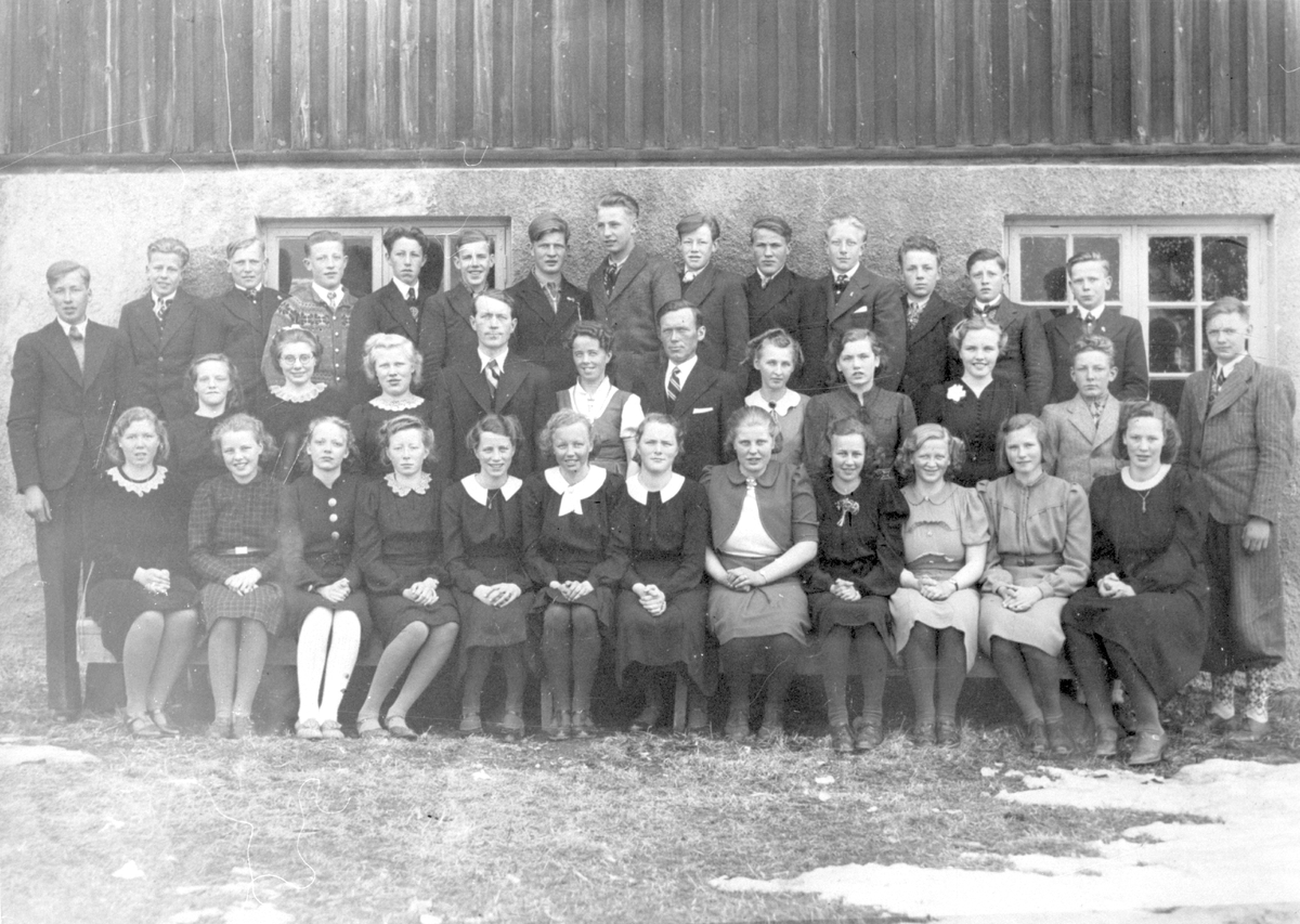 Ei skuleklasse ved Vestre Slidre framhaldsskule kring 1939-40.