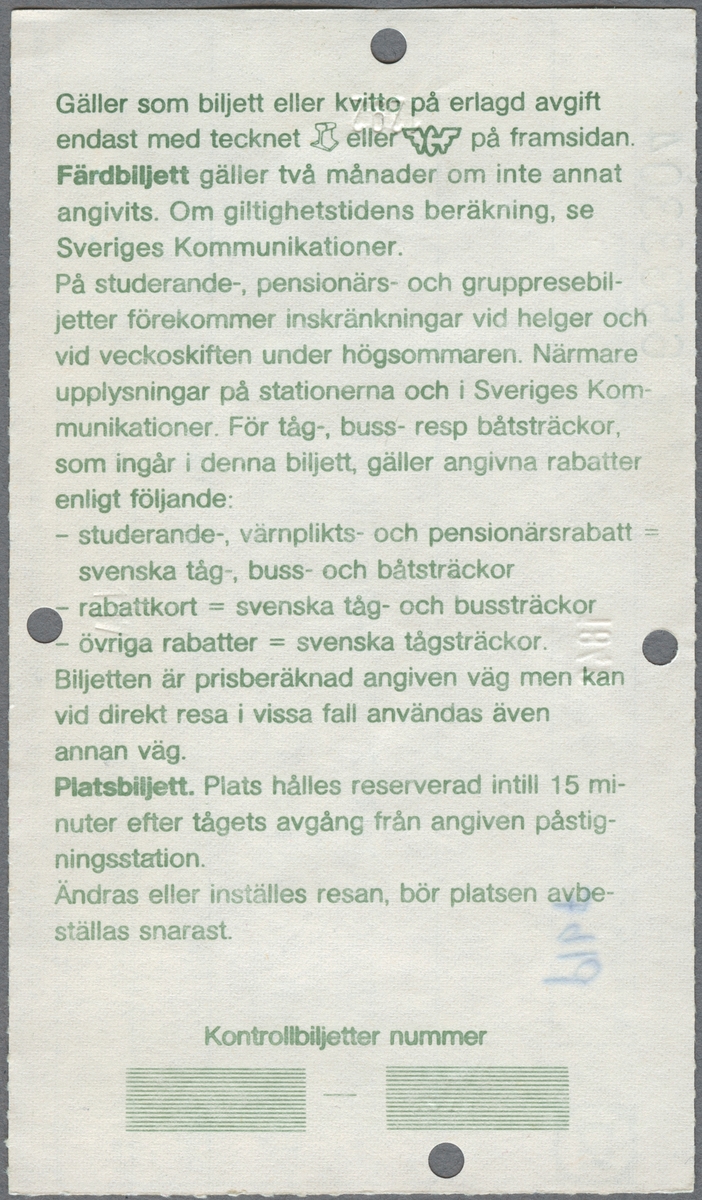 En tur- och returbiljett i 2:a klass, rabattkort, för sträckan Stockholm C och Alvesta. Upptill, i rutan för Järnvägens anteckningar är det med kulspetspenna skrivet "PlbF". Biljettens pris är 117 kronor. På baksidan finns reseinformation i grön text. Biljetten är klippt.