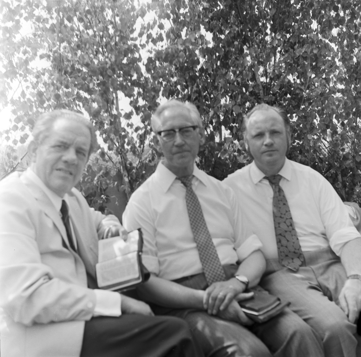 Tre män med biblar, Uppland 1972