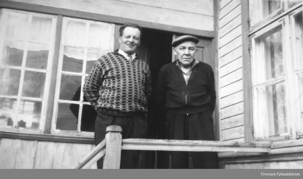 To menn står på trappa til Havnefogd Nilsen sitt hus i Salttjern.