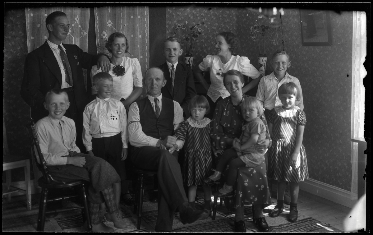 Familjeporträtt i vardagsrum
