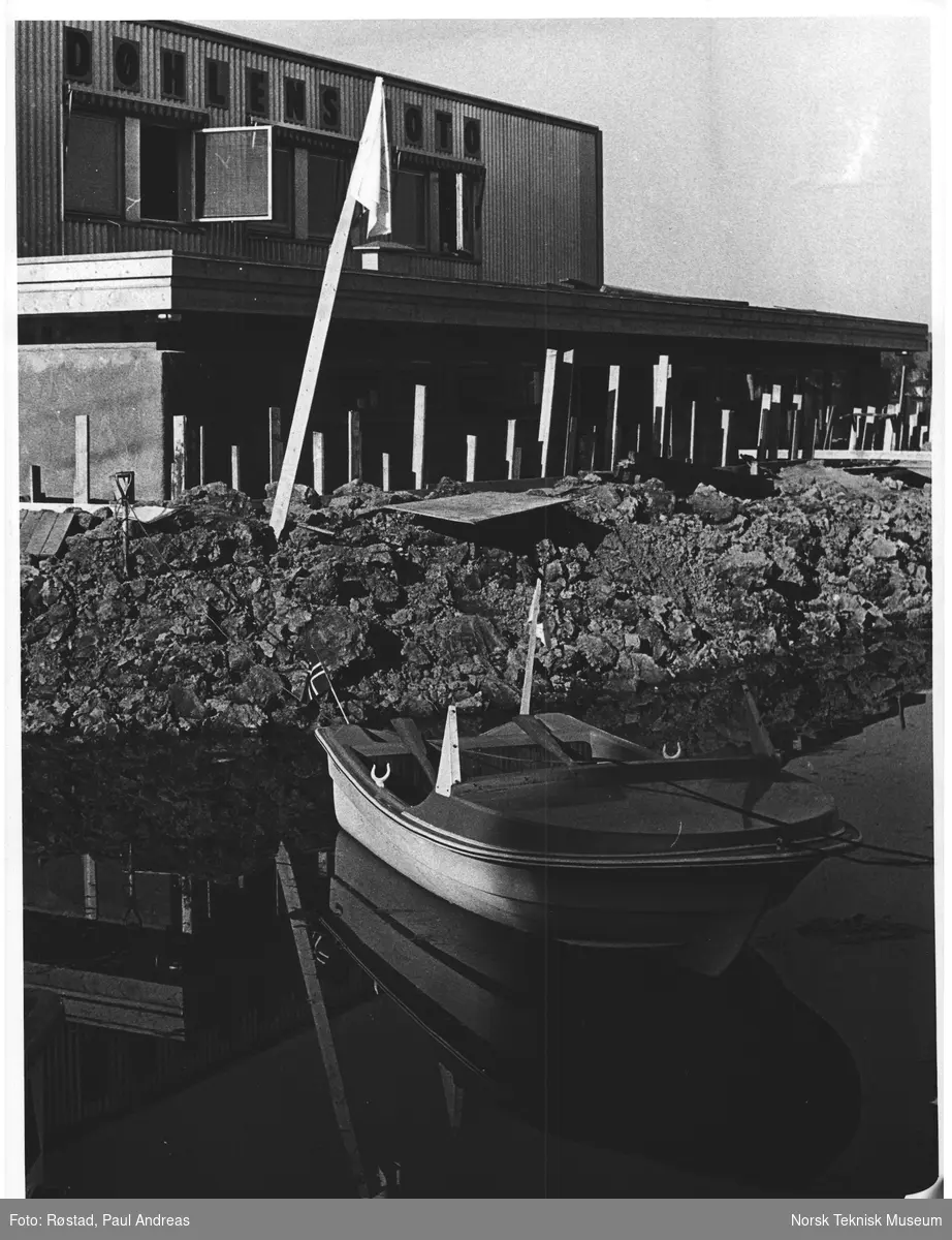 Båt og skanse klar hos Døhlen Foto på Lillestrøm. Vil skansen holde med Glommas økende vannmasser?