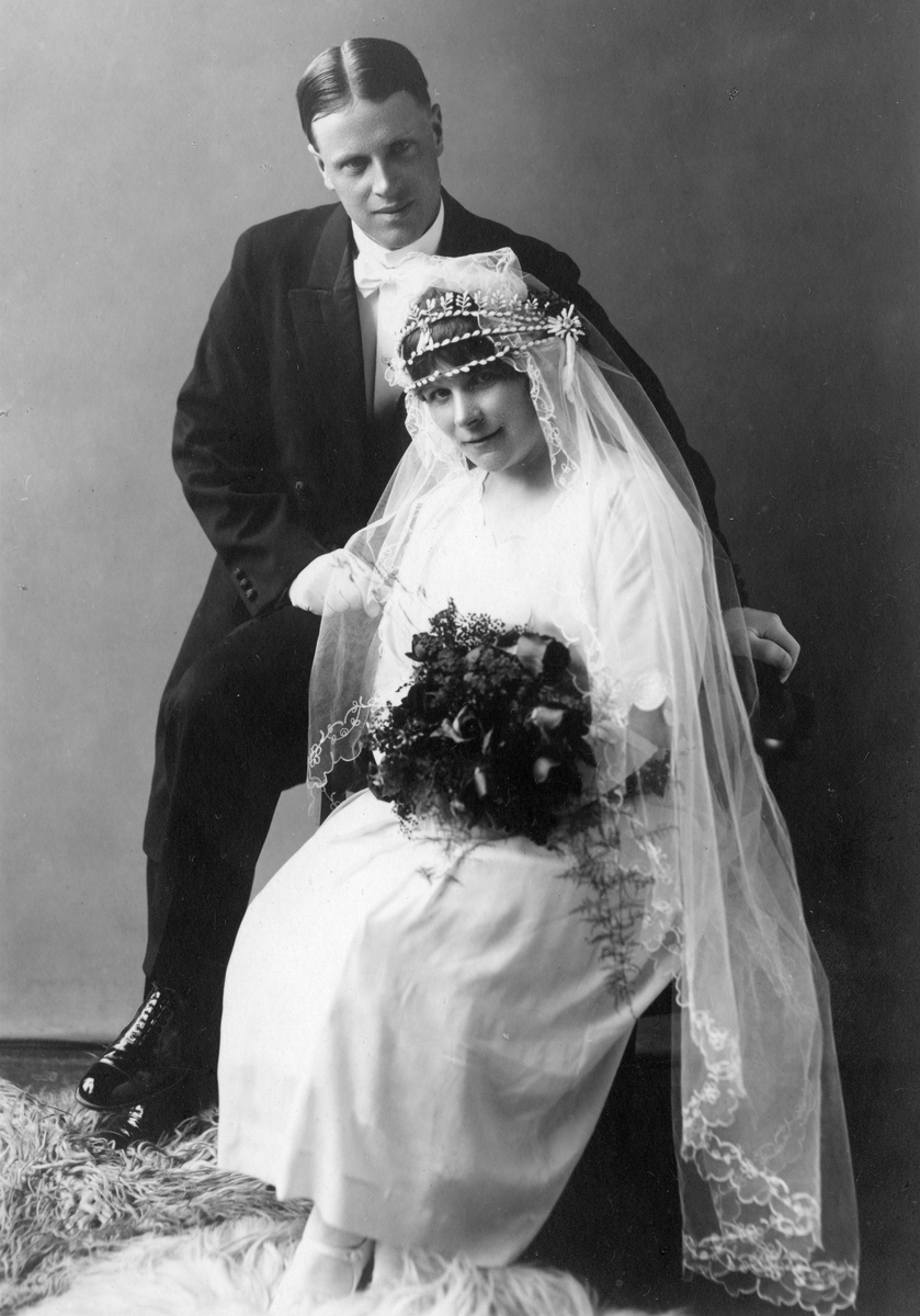 Bröllop den 30 maj 1925 mellan Gustaf Benkel (1896 - 1978), Torrekullagården och Amanda "Maja" Johansson (1889 - 1963), Alegårdsslätt, Fässberg.
Gustaf var son till Bengt Olsson, Torrekulla och Amanda "Maja" var dotter till Emil Johansson, Alegårdsslätt.
