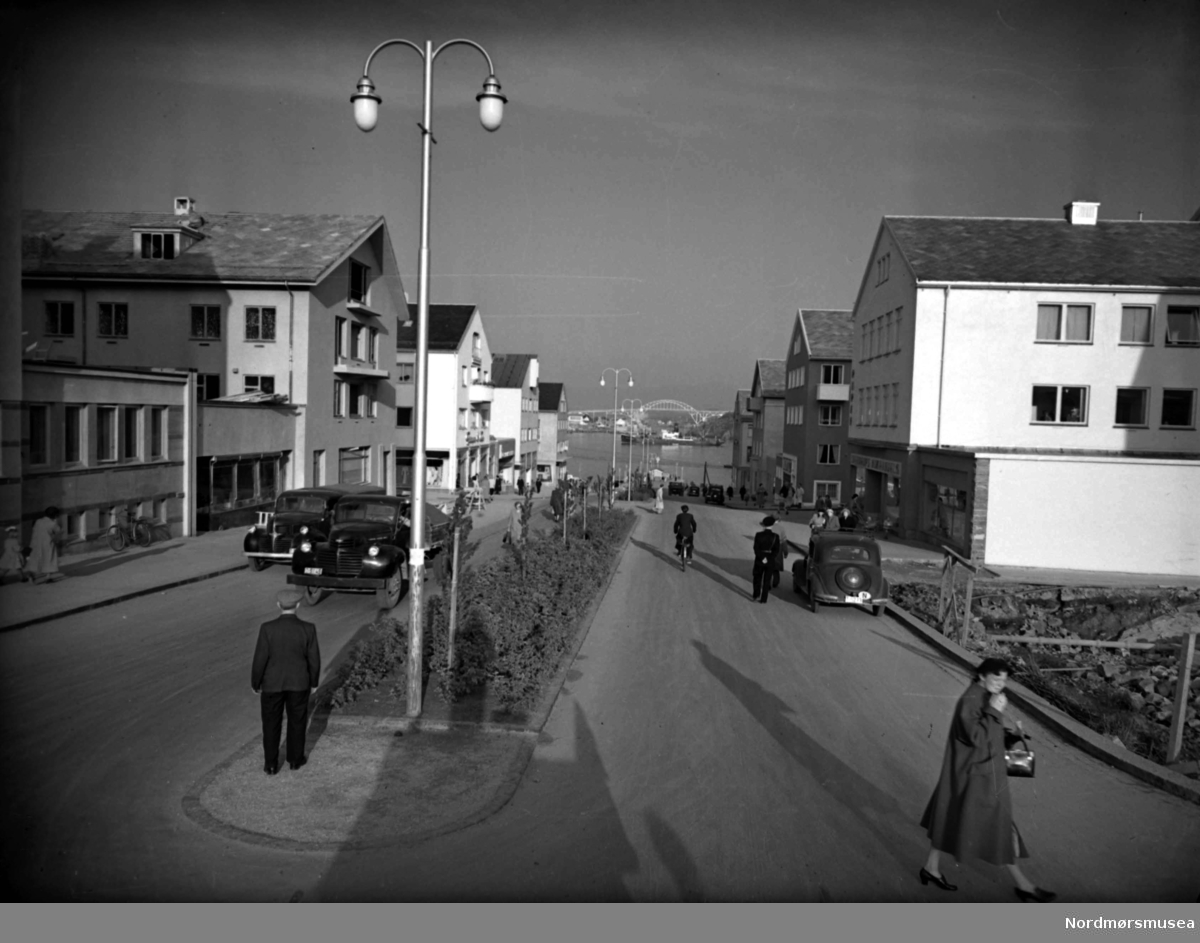 Foto fra Kaibakken på Kirkelandet i Kristiansund. Fotograf er Nils Williams. Fra Nordmøre museums fotosamlinger.