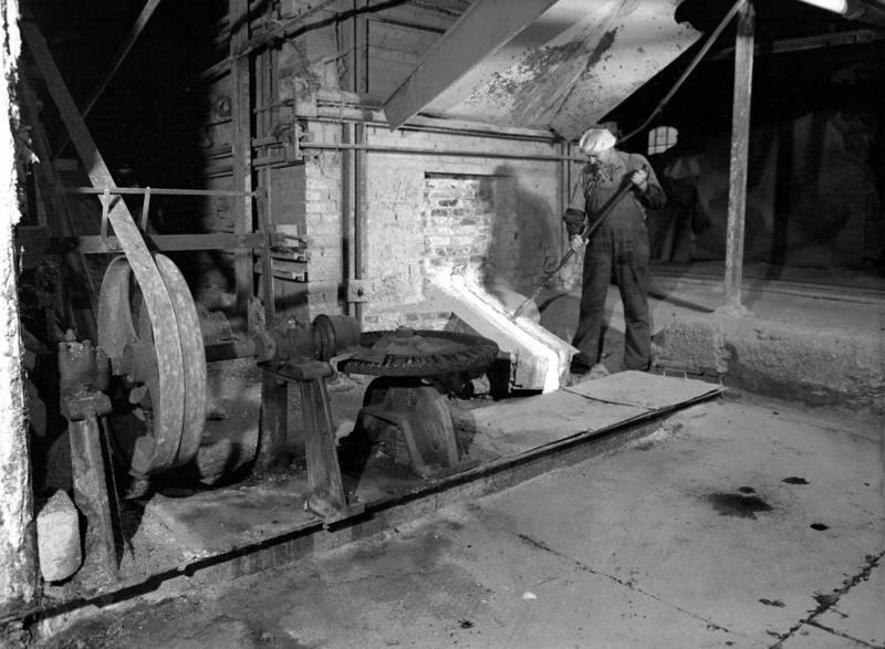 Sodahuset i fabrikkbygningen Klevfos cellulose- & papirfabrikk. Ottar A. Skjerstad ved smelteovnen. (Foto/Photo)