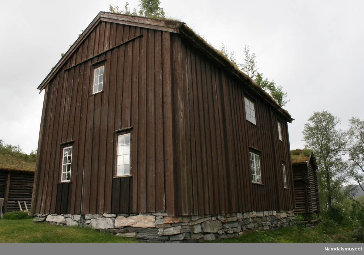 Laftet bygning med bordkledning i Tømmermannskledning.  Treromsstue med to kammers og loft.