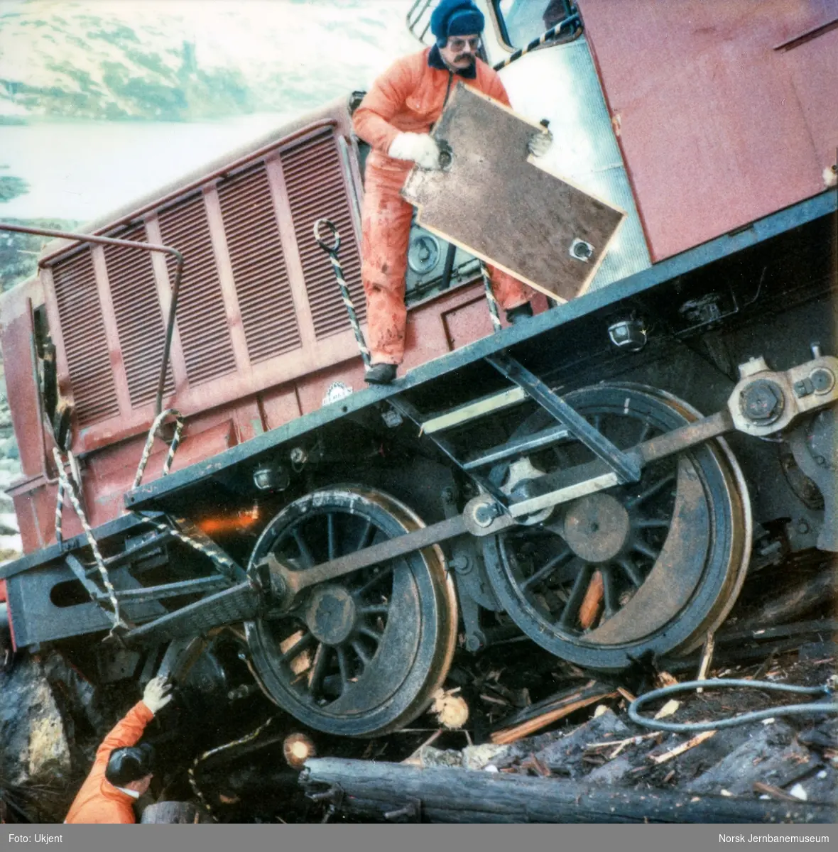 Avsporet diesellokomotiv Di 2 810 i Tjovdalen, vest for Hallingskeid stasjon på Bergensbanen. Lokomotivet fikk store skader. Her pågår demontering før bergingen