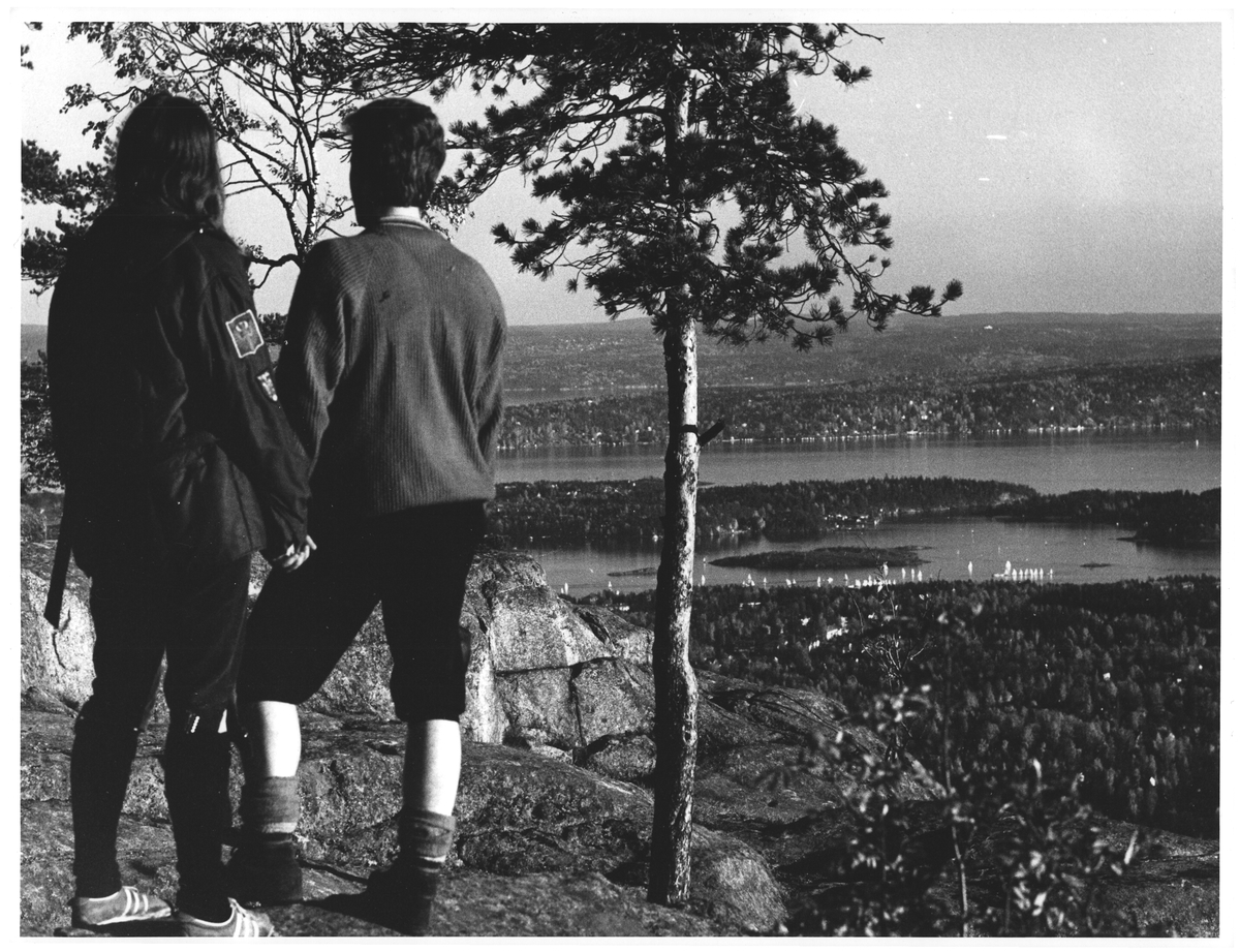 Hand i hand på Kolsås med utsikt til selilas på fjoren og klatring