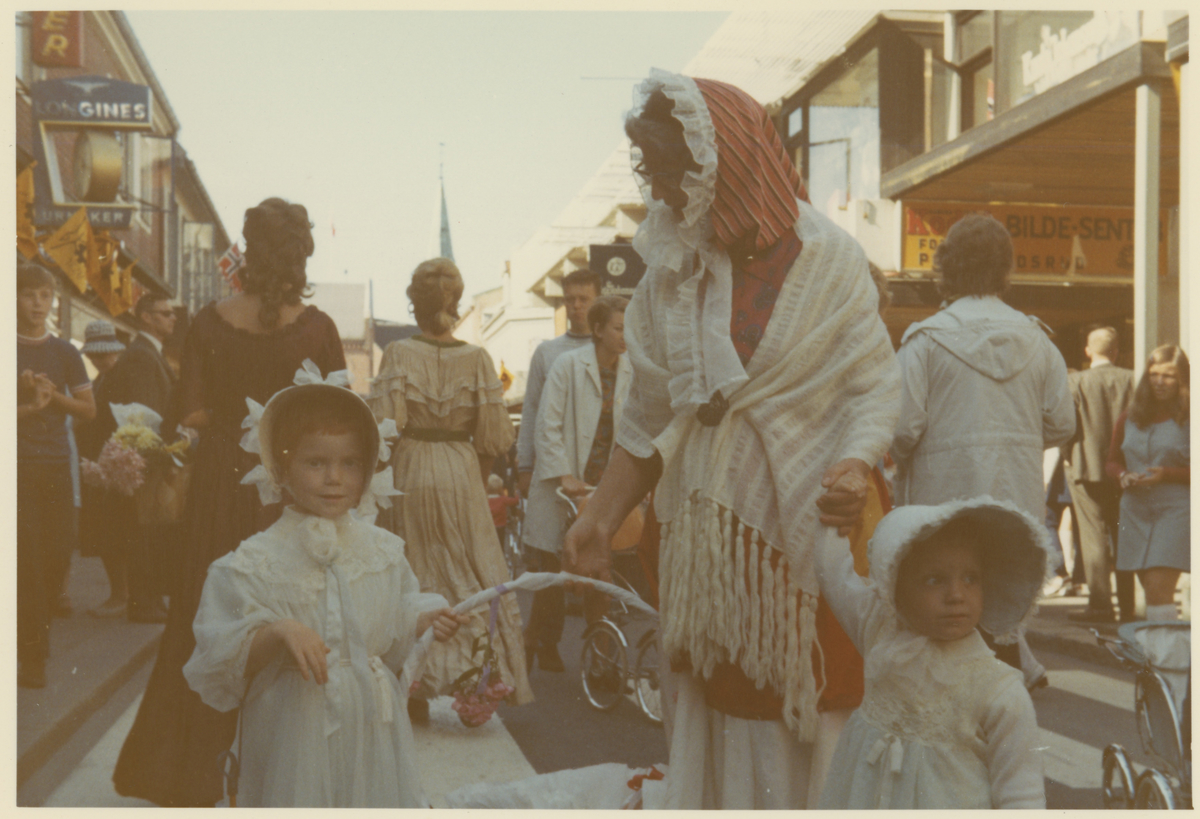 Fra byjubileet i 1970. Folkeliv i gatene med folk kledd i gamle drakter.