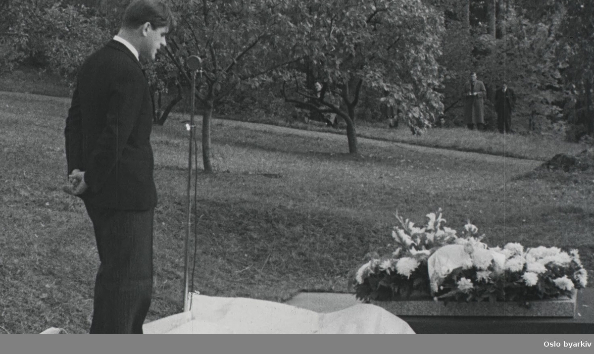 Urnenedleggelse på Polhøgda 10. oktober 1936. Kongen er tilstede. Olaf Broch taler. Odd Nansen takker på familiens vegne. Interiørbilder fra Nansens arbeidsværelse.