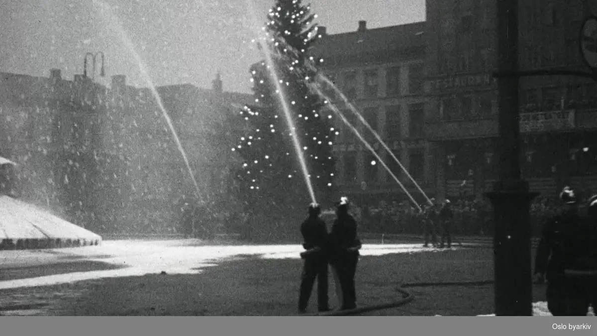 Parade fra Lakkegata til Youngstorget i anledning Oslo brannkorps' 75-årsjubileum 1. januar 1936. Oppvisning av gammelt og nytt brannutstyr og sprøyter. Demonstrasjon av brannbåten ""Sjøsprøit I""