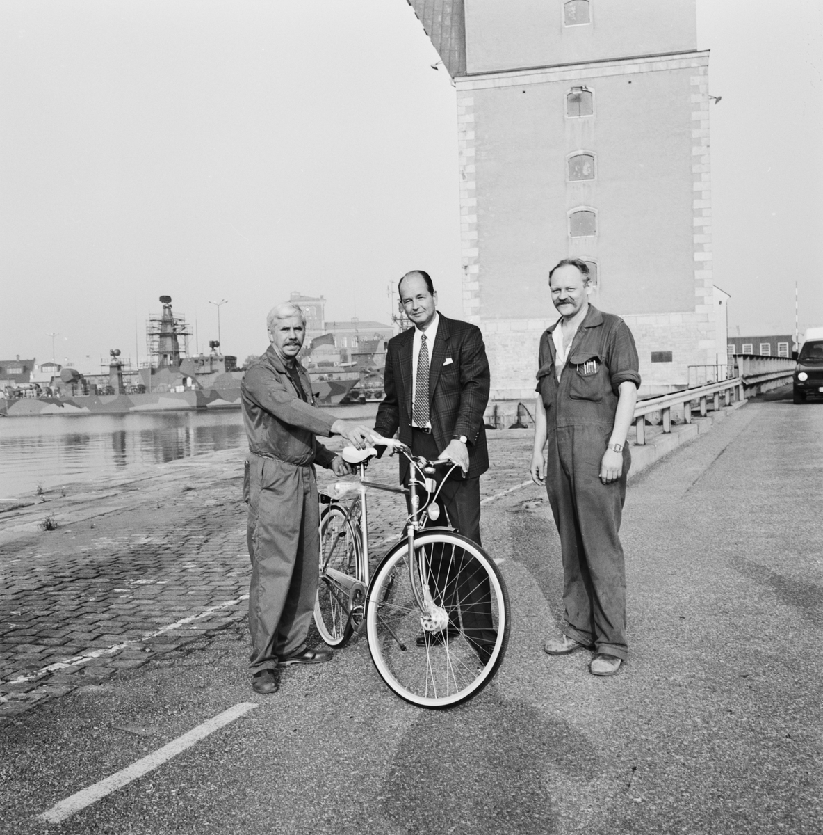VD Hans Hedman överlämnar cykeln till vinnaren av dom gula motionskorten (B. Gustavsson)