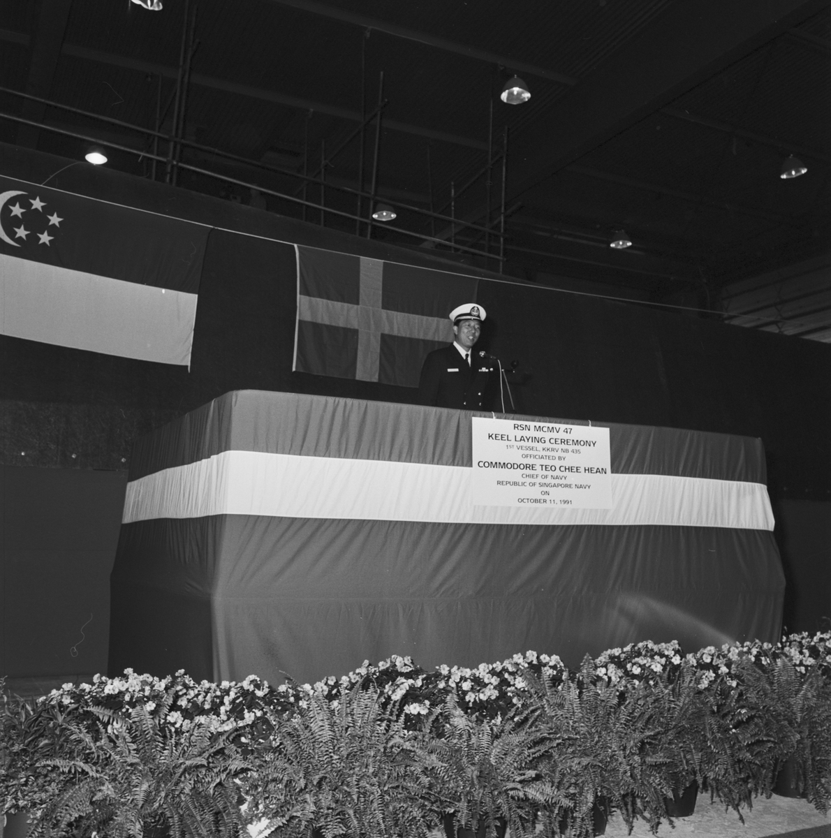 Bilden visar den singaporianske marinchefen som talar under ceremonin för kölsträckning av fartyget nr 435.