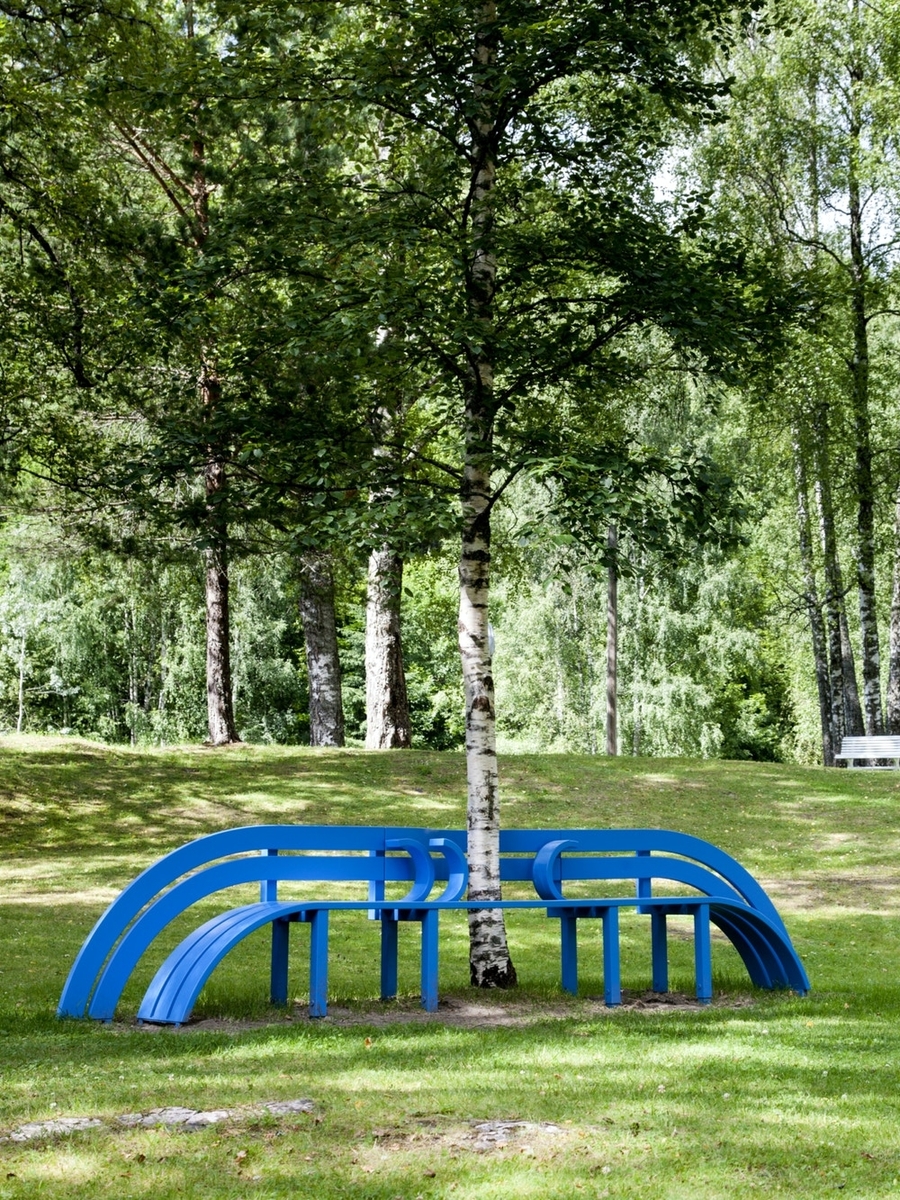 De fem blå benkenes grunnleggende form ligner på tradisjonelle park- og hagebenker, men de har blitt modifisert slik at det er  fysisk anstrengende å sitte på dem. De utfordrer oss til å sitte, klatre og leke på dem uten å miste balansen.