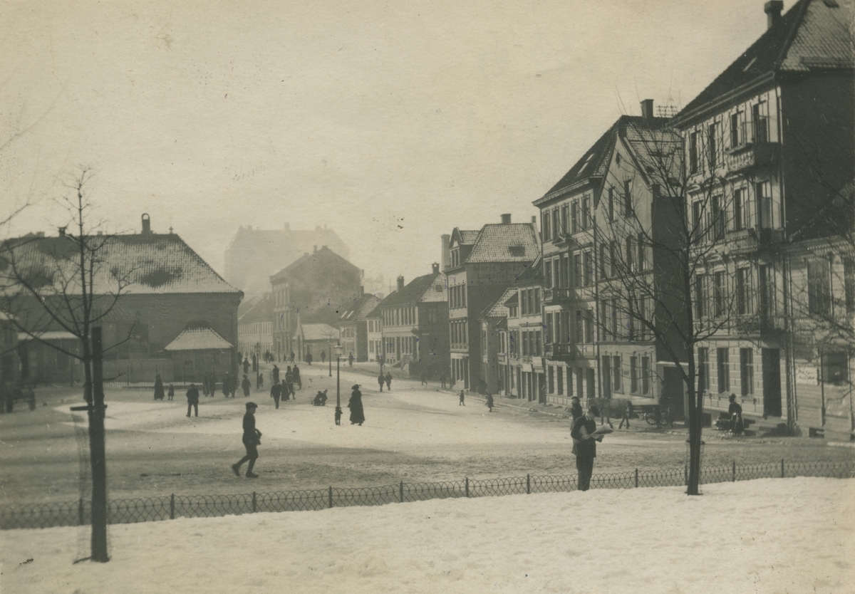 Bergen. Engen. Det gamle teater til venstre. Dragefjellet bakerst. Ca. 1916. Ukjent fotograf.