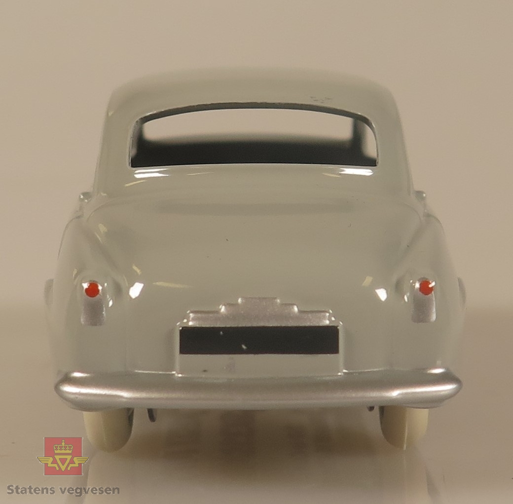 Modellbil av Simca 9 Aronde, modellbilen er gråfarget med hvite dekk