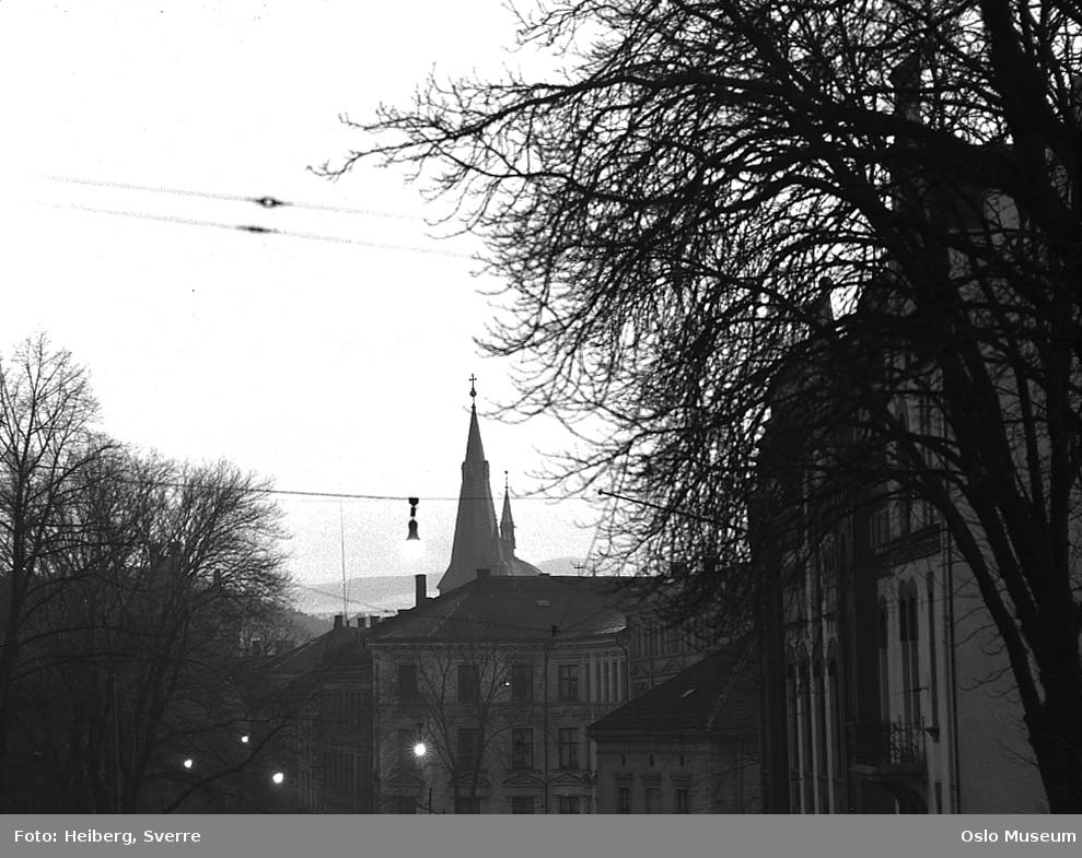 gateløp, Oslo Katedralskole, bygårder, trær, kirkespir