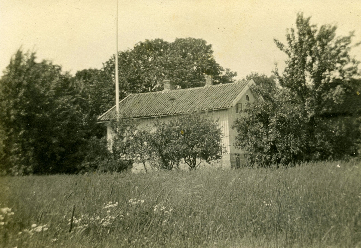 Vy från trädgårdssidan på Livered "Majas" (nu: Streteredsvägen 36) 1920-tal i Kållered.