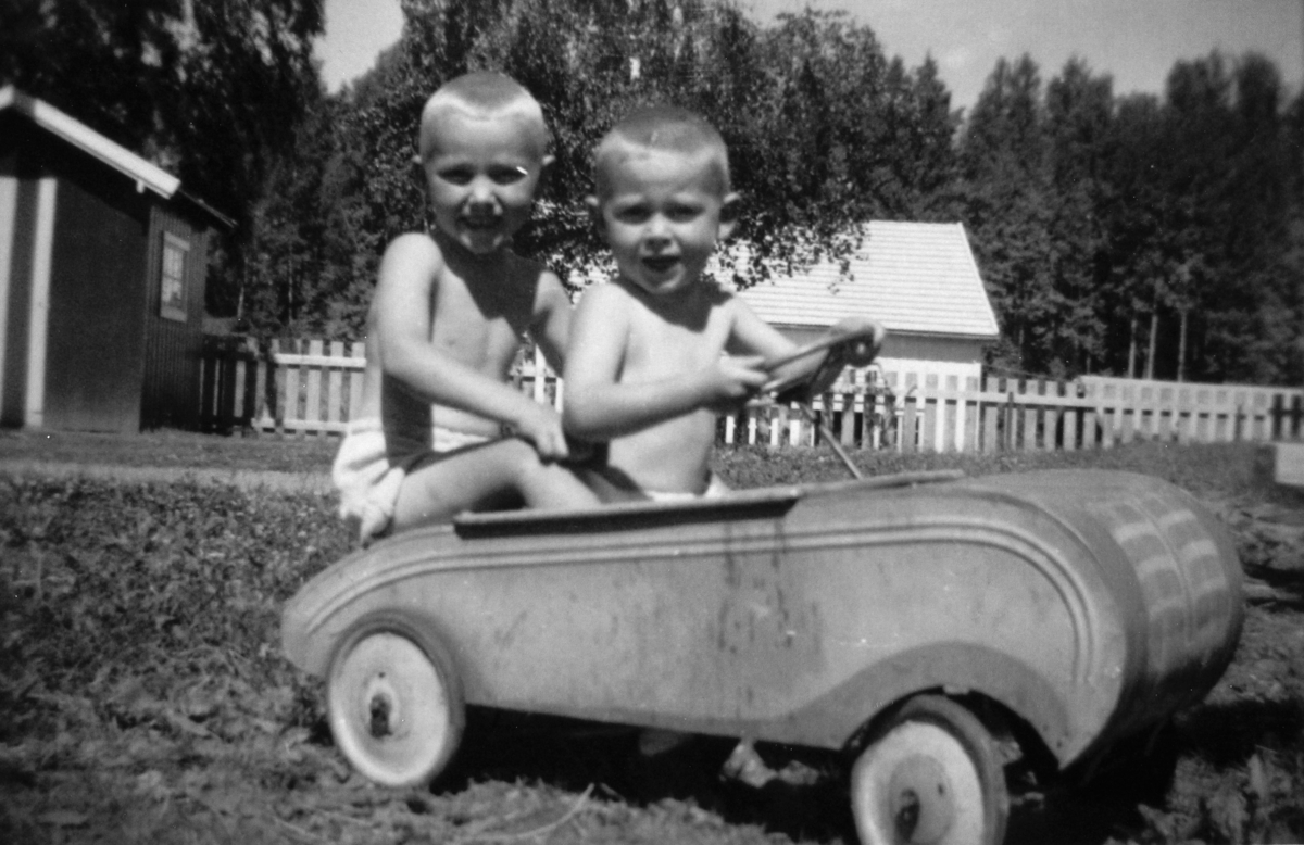 Store Opsahl (79/1). Gudbrand Opsahl og Lars Opsahl en sommerdag omkring 1950. Tråkkabil, tråbil, lekebil, barneleke.
