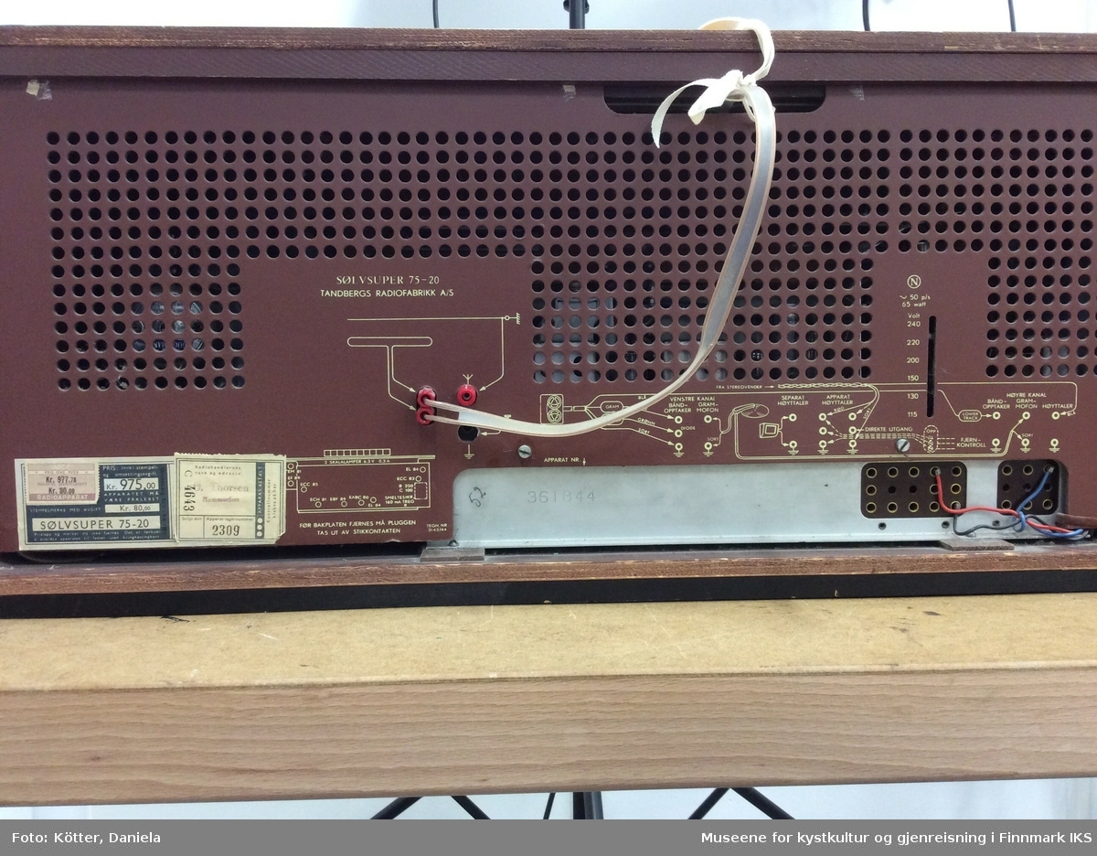 Radioen har en rektangulært korpus av treverk. Den har to høyttaler, til venstre og til høyre, som er kledd med mørk stoff med lyse, horisontale, parallelle striper. I midten er skalaen med mørk bakgrunn og forskjellige knapper av lys kunststoff.
