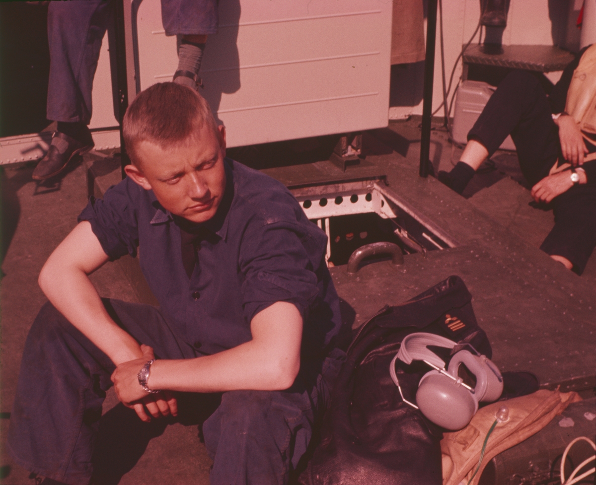 Bilden visar Åke Hultman som vilar i solsken ombord på T 43.