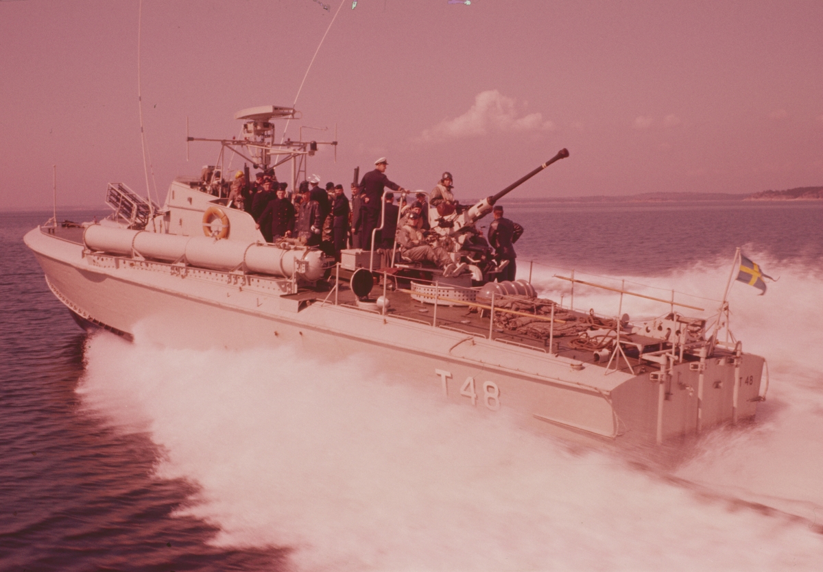 Bilden visar motortorpedbåten T 48 till sjöss i full fart.