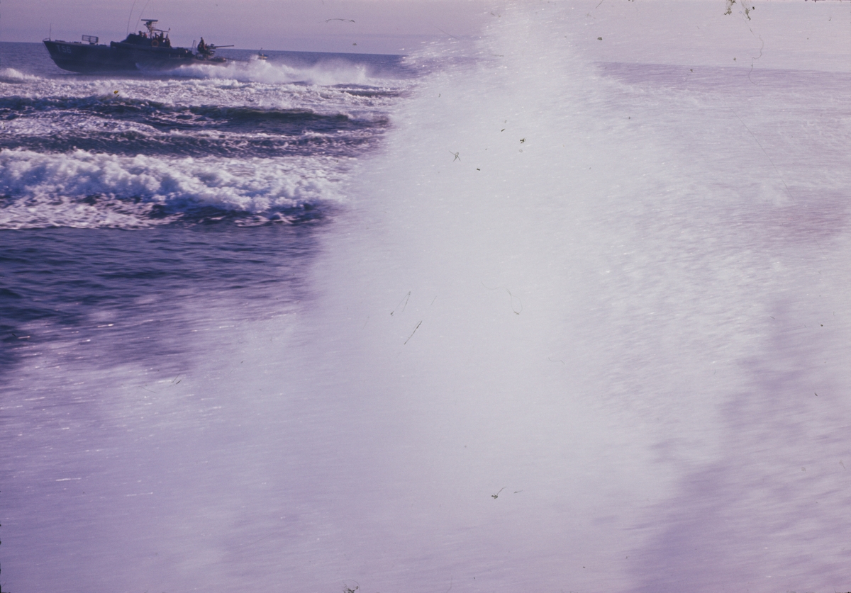 Bilden visar häckvågen av en motortorpedbåten i full fart.