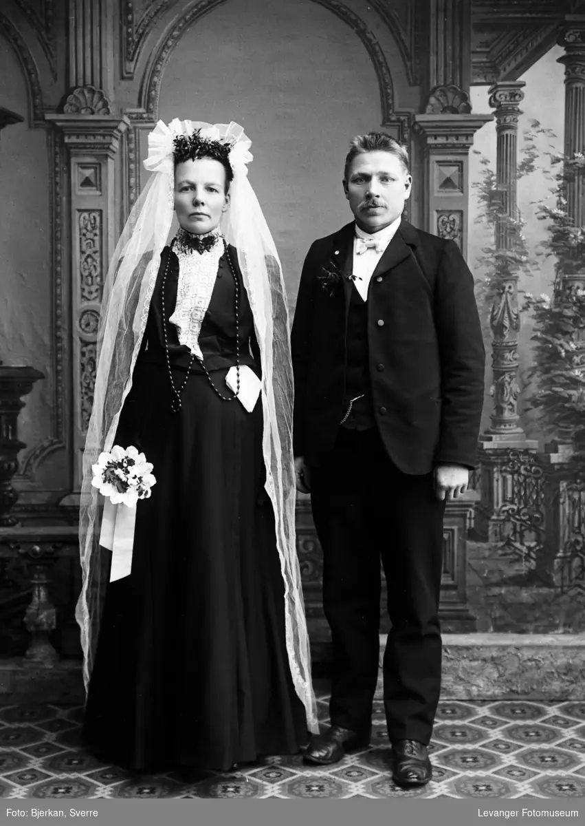 Portrett av brudeparet Karen Oline Restadmo og Hans Kristoffersen, Verdal