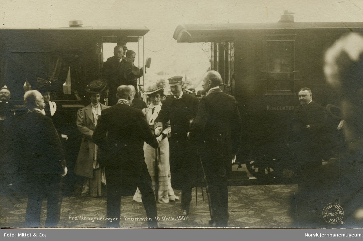 Kong Haakon VII og dronning Maud ankommer Drammen 10.10.1907