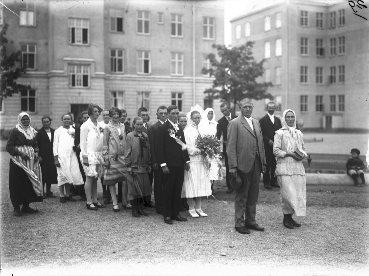 Gustav Johansson Albers och Lydia Andreasdotter Annas håller bröllop vid kasernen på Ryhov i Jönköping.