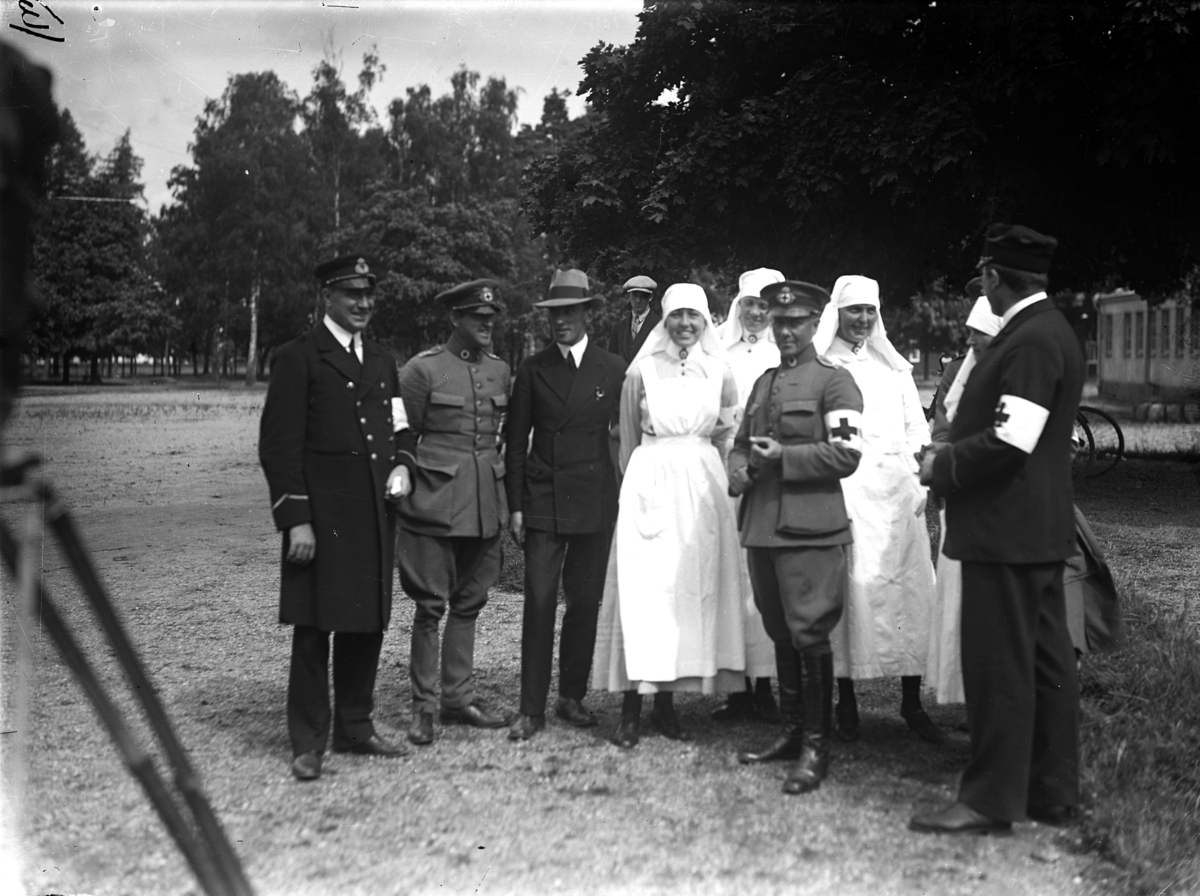 Sjukvårdare som tar emot svenskbyborna när de kom till I:12s före detta kaserner på Ryhov i Jönköping 1929.
