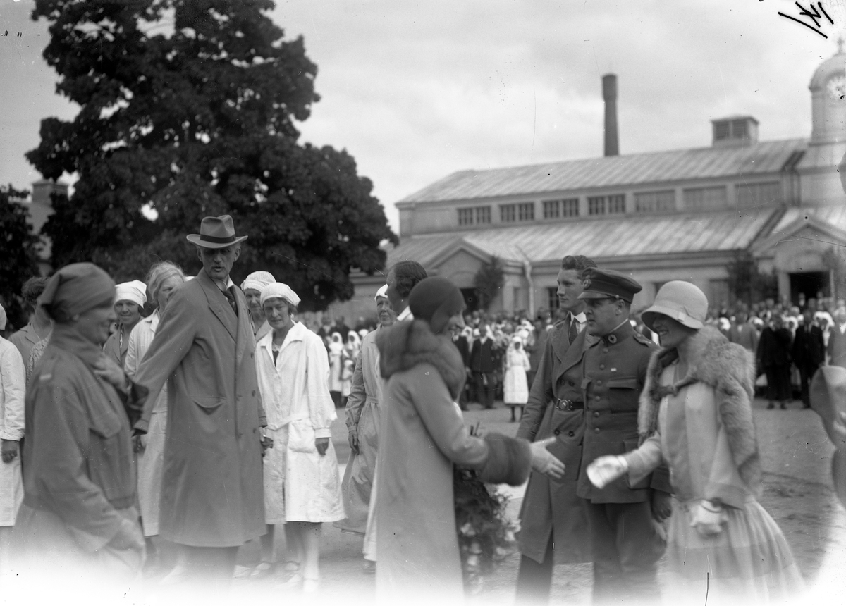Svenskbyborna när de kom till I:12s före detta kaserner på Ryhov i Jönköping 1929. Prins Carl i hatt till vänster och prinsessan Ingeborg framför.