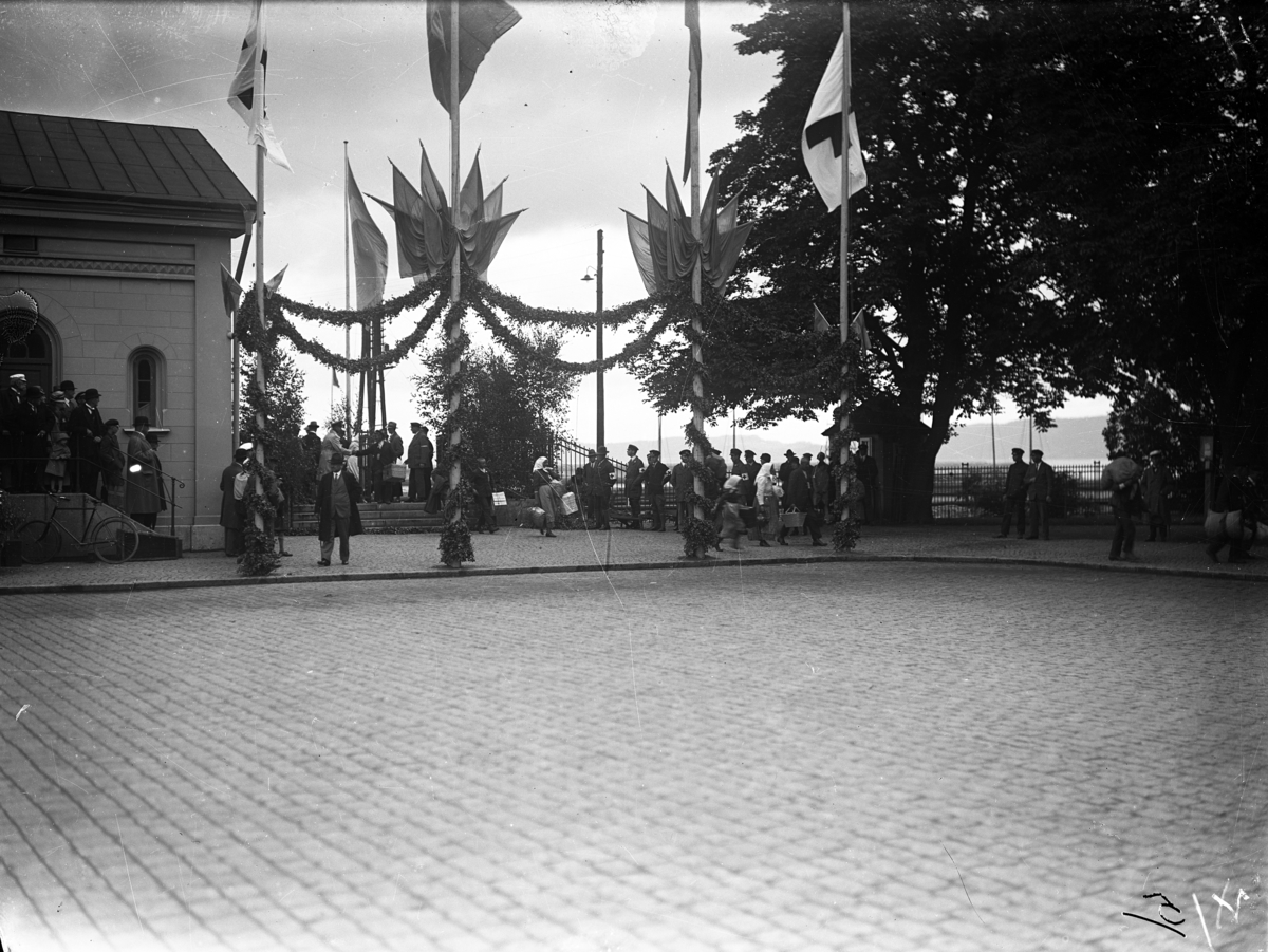 Vid Jönköpings Järnvägsstation hade tillfälliga flaggstänger rests med svenska flaggor och Röda Korsets flaggor när Gammalsvenskbyborna anlände fredagen 2 augusti 1929.