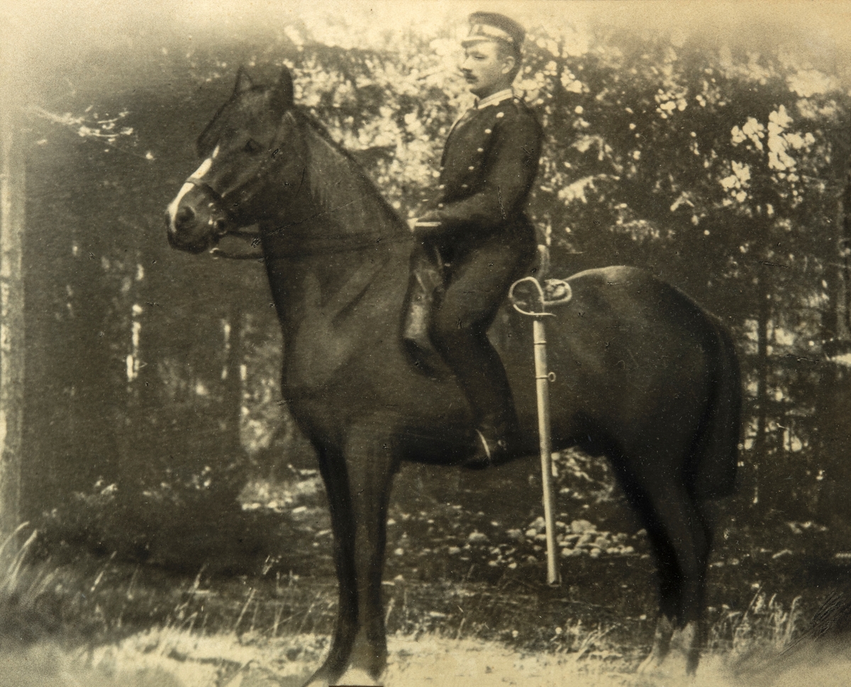 Jacob Tomter (1884–1973) Kavalerist ca. 1905. Portrett av mann, Militær til hest. Kavalerist med sabel. Uniform. Jacob fortalte til barnebarnet, Ole Jacob Tomter, at han deltok på grensevakt mot  Sverige i 1905.