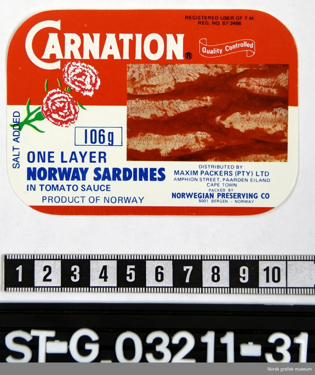 Etikett i rødt, hvitt, blått og grønt. Hovedmotiv er en fremstilling av innholdet i boksen (ett-lags sardiner), og ved siden av er en stilisert fremstilling av to blomster (nellik). 

"One layer Norway sardines in tomato sauce"
