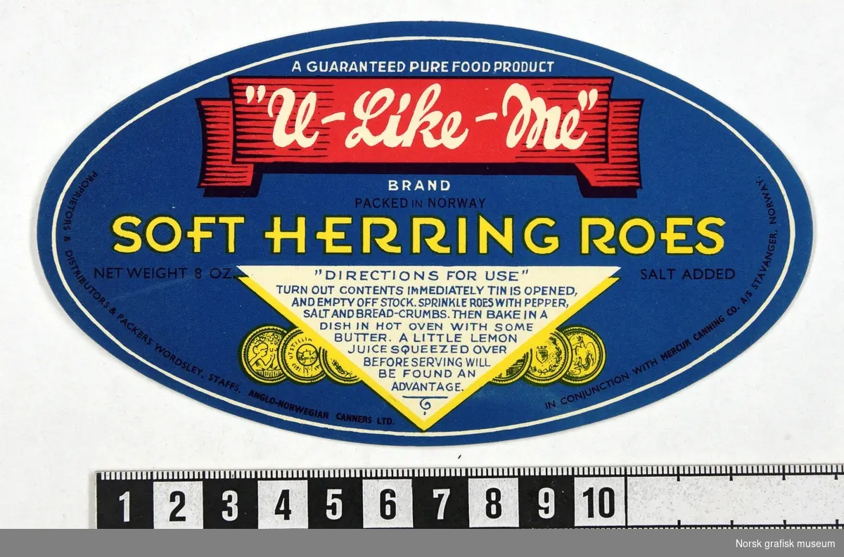 Oval etikett med mørk blå bakgrunnsfarge, detaljer i rødt og gult. I en trekant med hvit bakgrunn står det beskrevet hvordan man serverer produktet.

"Soft herring roes"