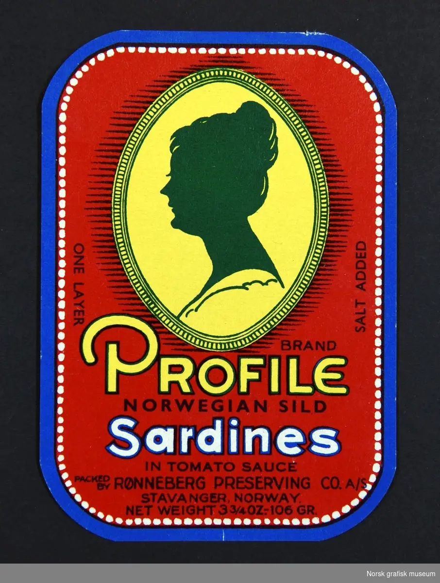Etiketter med rød bakgrunn og ramme i mørk blå. Over varemerket vises en kvinnesiluett i en gul ramme. 

"Norwegian sild sardines in tomato sauce"