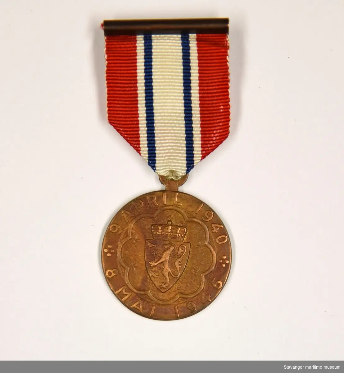 Deltakermedalje fra andre verdenskrig, i bronse. Har det norske riksvåpenet støpt i midten, og datoene langs kanten. Har en lenke med fargene til det norskeflagget.
