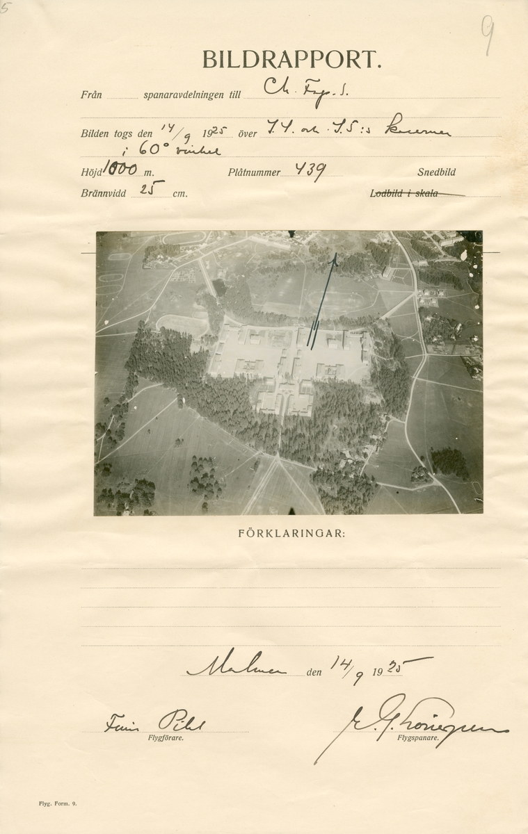 Flygfotografi av kasern för I 4 och I 5 i Linköping från 1000 meters höjd i 60 graders vinkel den 14 september 1925. Foto påklistrad på bildrapport från spaning vid flygspanarskolan på Malmen.