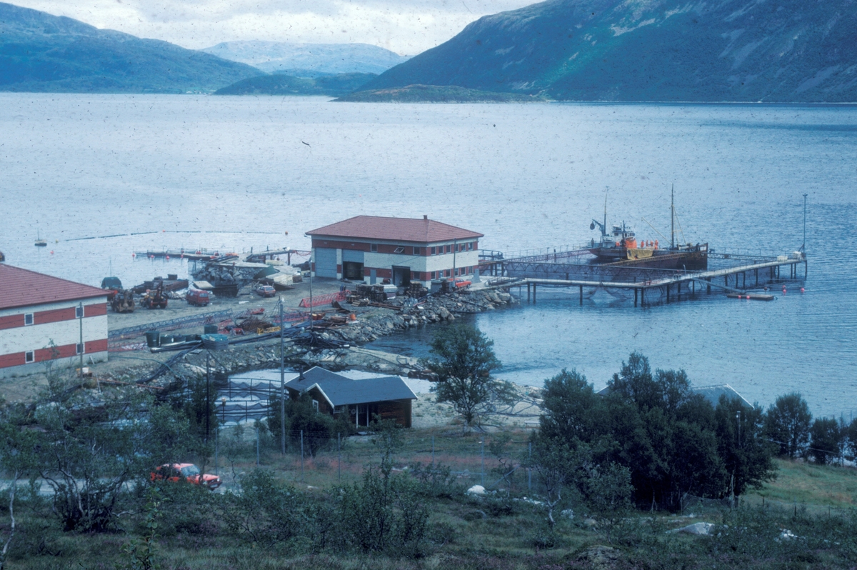 Landbaseen og anlegget til Leonhard Hansen. Bløggebåt ligger til kai.