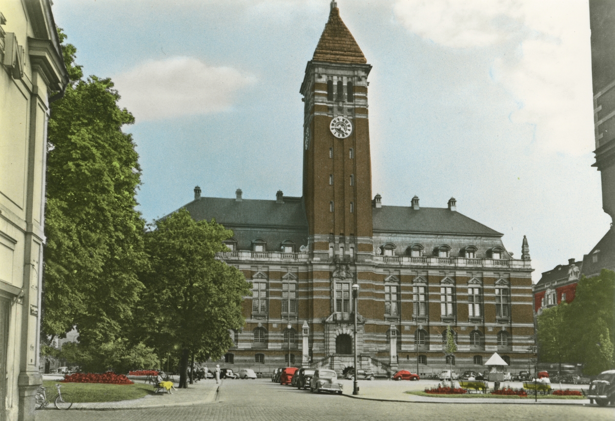 Norrköpings ståtliga rådhus uppfördes 1907-1910 efter ritningar av arkitekten Isak Gustaf Clason. Idag fungerar byggnaden som kommunhus och är från 1990 förklarad som byggnadsminne. Foto från omkring 1940.