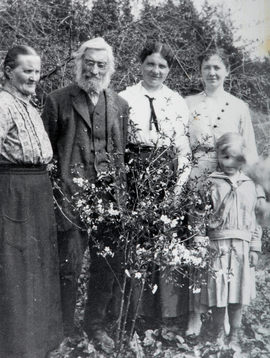 Østre Dystvoll. (82/5). Lærer Hansen og frue fra Nes. Med døtrene Syverine og Antonie. Syverine og Antonie ble gift med brødrene Jens og Halvor Dystvold.